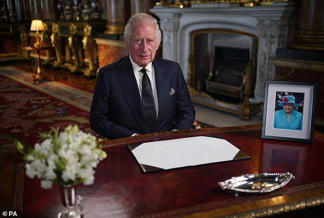 Raja Charles III mengeluarkan perintah kepada Ratu untuk merayakan suatu periode 