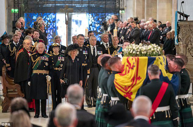 Para bangsawan senior mengikuti peti mati Ratu ke dalam katedral (Foto LR: Raja Charles III, Putri Kerajaan, Permaisuri, Wakil Laksamana Sir Tim Lawrence, Pangeran Andrew, Pangeran Edward)