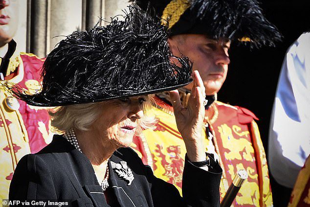 Camilla, permaisuri Ratu, tampak sedih saat menghadiri kebaktian terima kasih kepada Ratu di Edinburgh