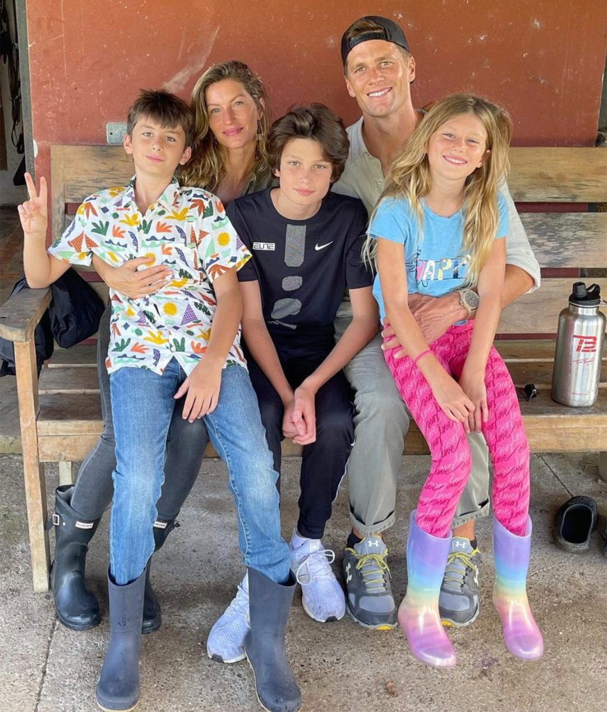 Tom Brady dan Gisele Bundchen bersama keluarga mereka pada Agustus 2021.