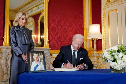 Presiden Joe Biden menandatangani buku belasungkawa di Lancaster House di London, setelah kematian Ratu Elizabeth II, saat Ibu Negara Jill Biden melihat ke Royals Biden, London, Inggris - 18 September 2022
