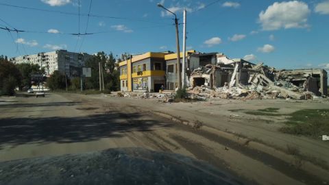 Jalan-jalan utama Bakhmut hancur.
