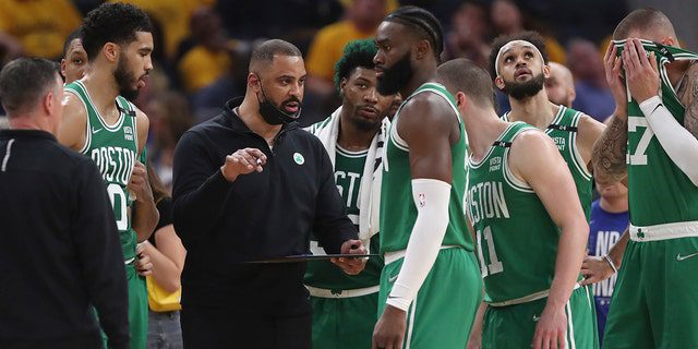 Pelatih Boston Celtics Im Odoka, kiri tengah, berbicara dengan para pemain selama paruh pertama Game Dua Final NBA melawan Golden State Warriors di San Francisco, Minggu, 5 Juni 2022.