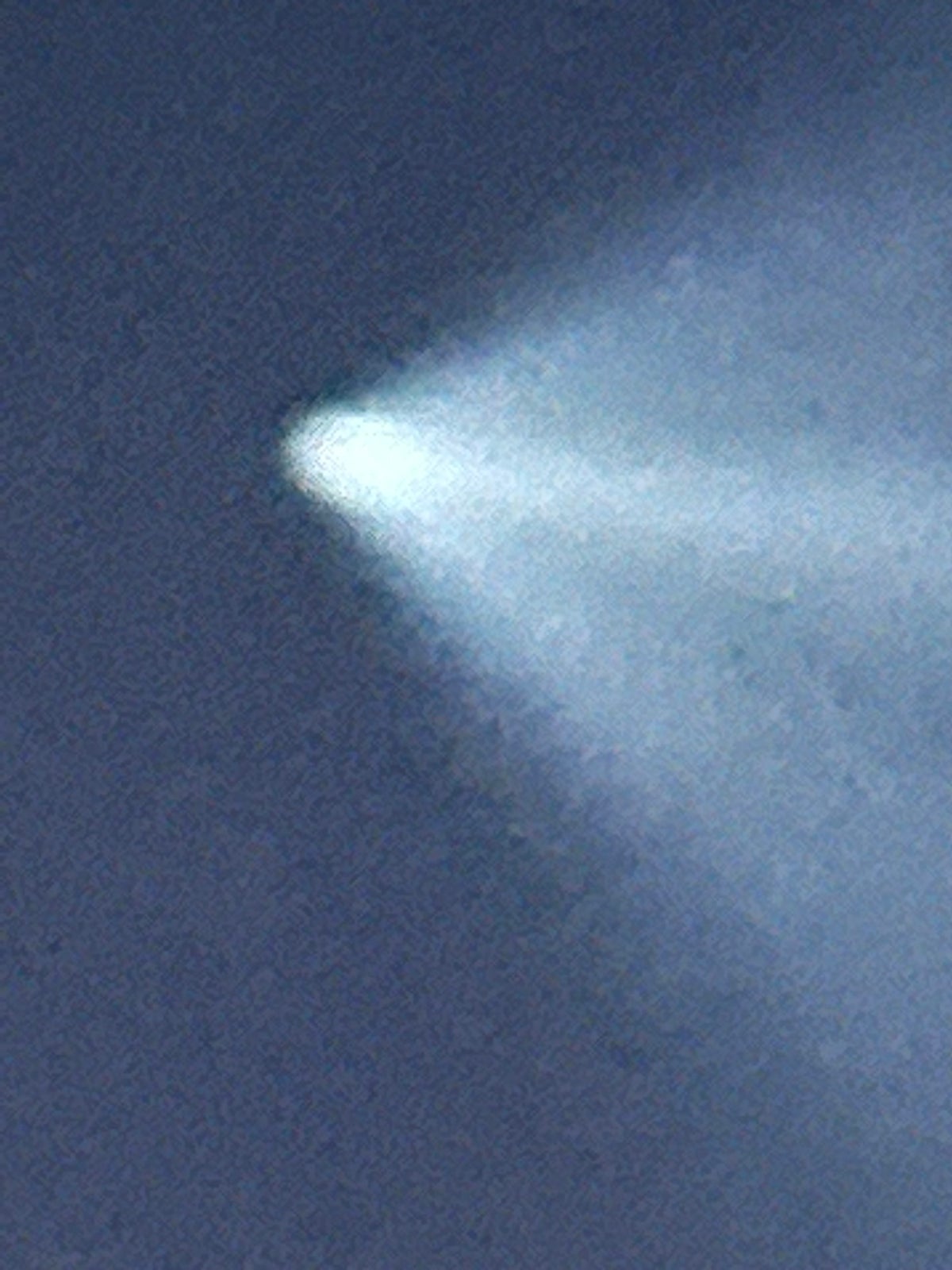 Jejak uap roket SpaceX Falcon 9 di atas Marlboro.  Foto milik Virginia Klein Viewer, News 12 New Jersey.
