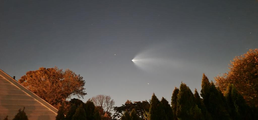 Jejak uap roket SpaceX Falcon 9 di atas Clifton.  Gambar milik pemirsa News 12 New Jersey JoAnn.