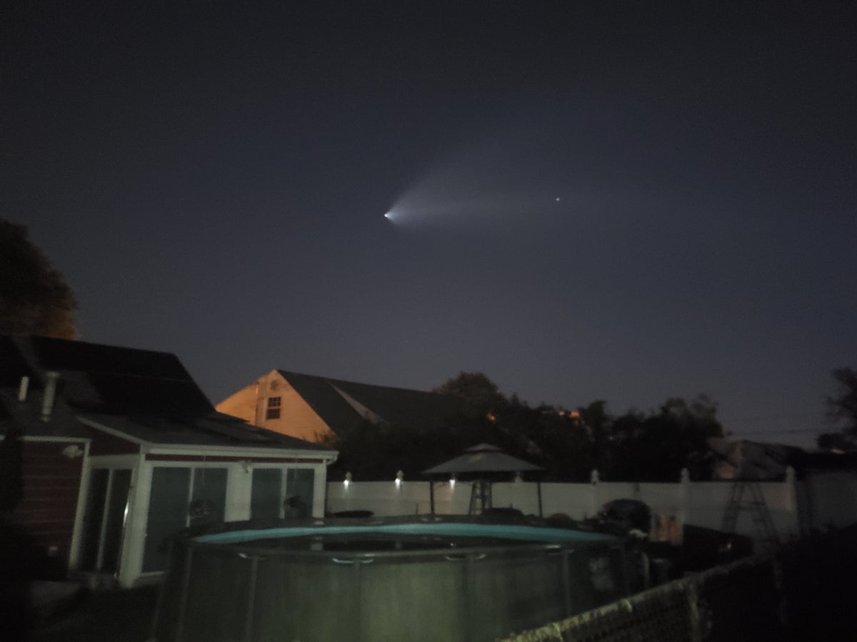 Jejak uap roket SpaceX Falcon 9 di atas Cartart.  Gambar milik pemirsa News 12 New Jersey viewer Joanne Best Pollman.