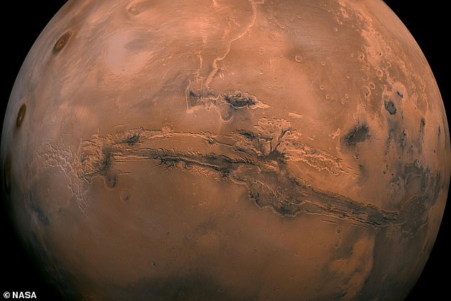 Para ilmuwan telah menemukan bukti baru yang menunjukkan bahwa mungkin ada air cair di Mars - sebuah terobosan dalam upaya jangka panjang kami untuk menentukan apakah Planet Merah pernah menampung kehidupan.