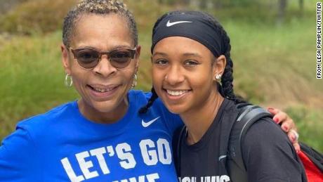 Pemain bola voli Duke, Rachel Richardson, mengatakan bahwa putrinya 'takut' setelah menjadi sasaran hinaan rasial
