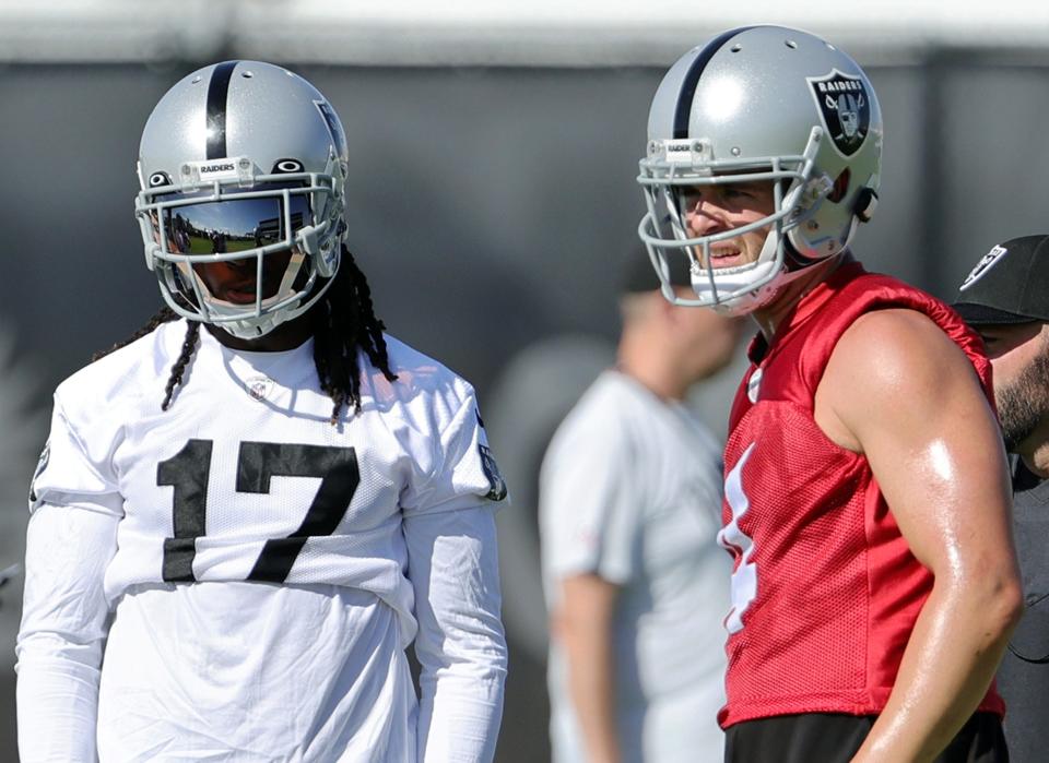 Davant Adams dan Derek Carr berbicara selama kamp pelatihan pada hari Minggu.