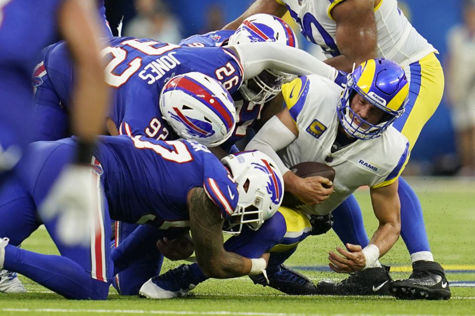 Itu bukan malam yang menyenangkan bagi Matthew Stafford (kanan) dan pelanggaran Rams terhadap tagihan.  (Foto AP/Ashley Landis)