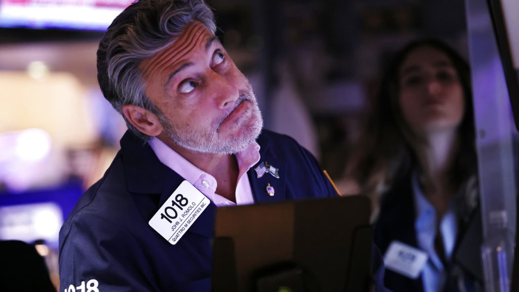 Dow berjangka turun lebih dari 200 poin karena Wall Street bersiap untuk pertemuan besar Federal Reserve minggu ini