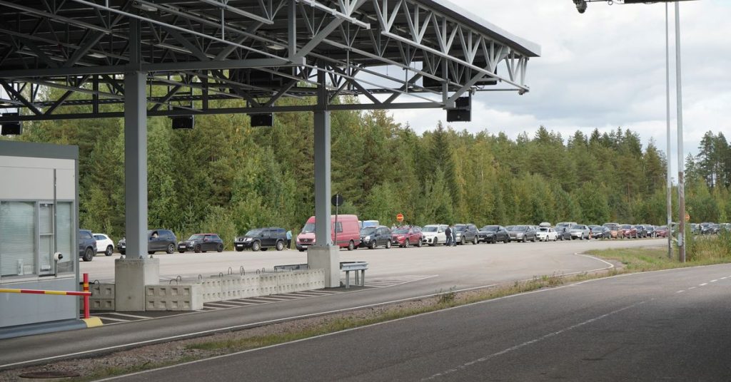 Finlandia mempertimbangkan untuk melarang orang Rusia saat lalu lintas lintas batas meningkat