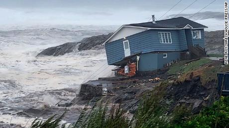 Sebuah rumah menghadapi angin kencang yang disebabkan oleh Badai Tropis Fiona di Port au Basque Country, Newfoundland dan Labrador pada hari Sabtu.