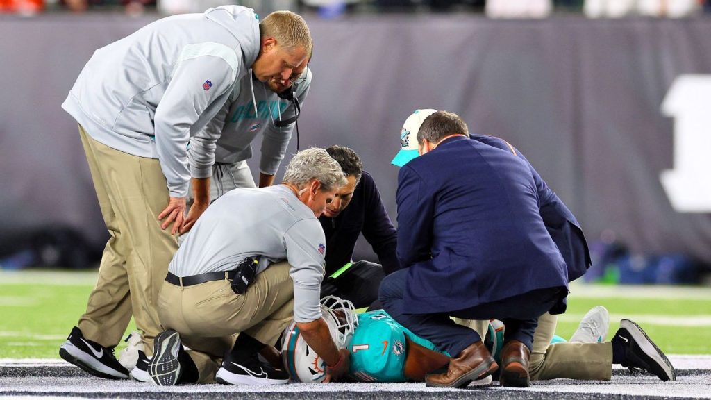 Gelandang Miami Dolphins Tua Tagoviloa telah dibawa ke rumah sakit karena cedera kepala dan leher