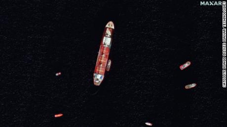 Gambar satelit menunjukkan kapal kargo OS 35 yang rusak dan sebagian tenggelam di lepas pantai Gibraltar. 
