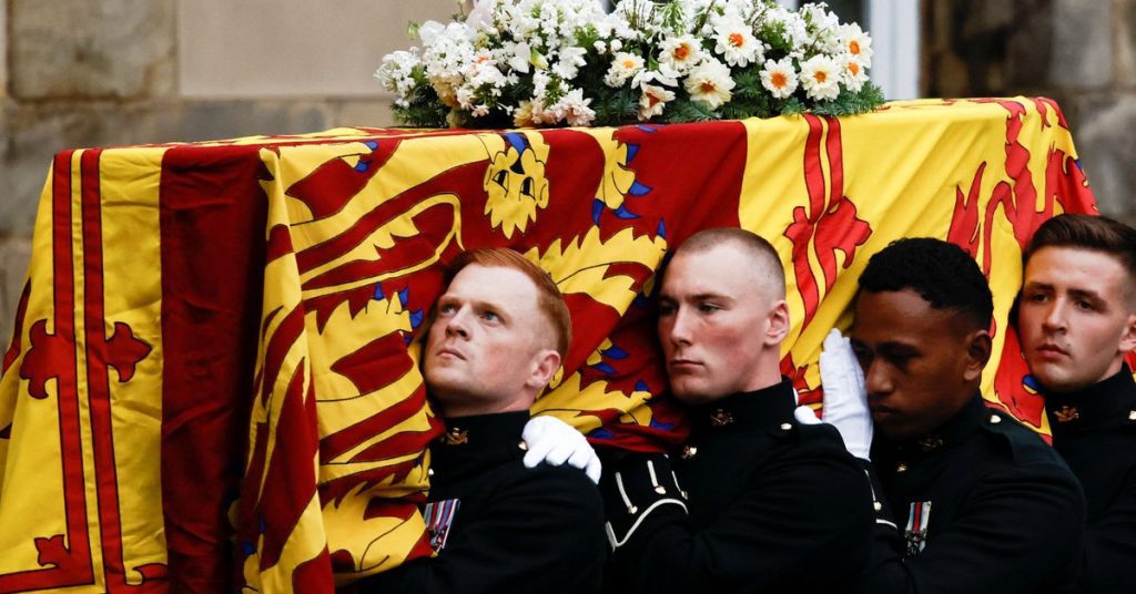 Peti mati Ratu Elizabeth tiba di Edinburgh saat pelayat berbaris di jalanan