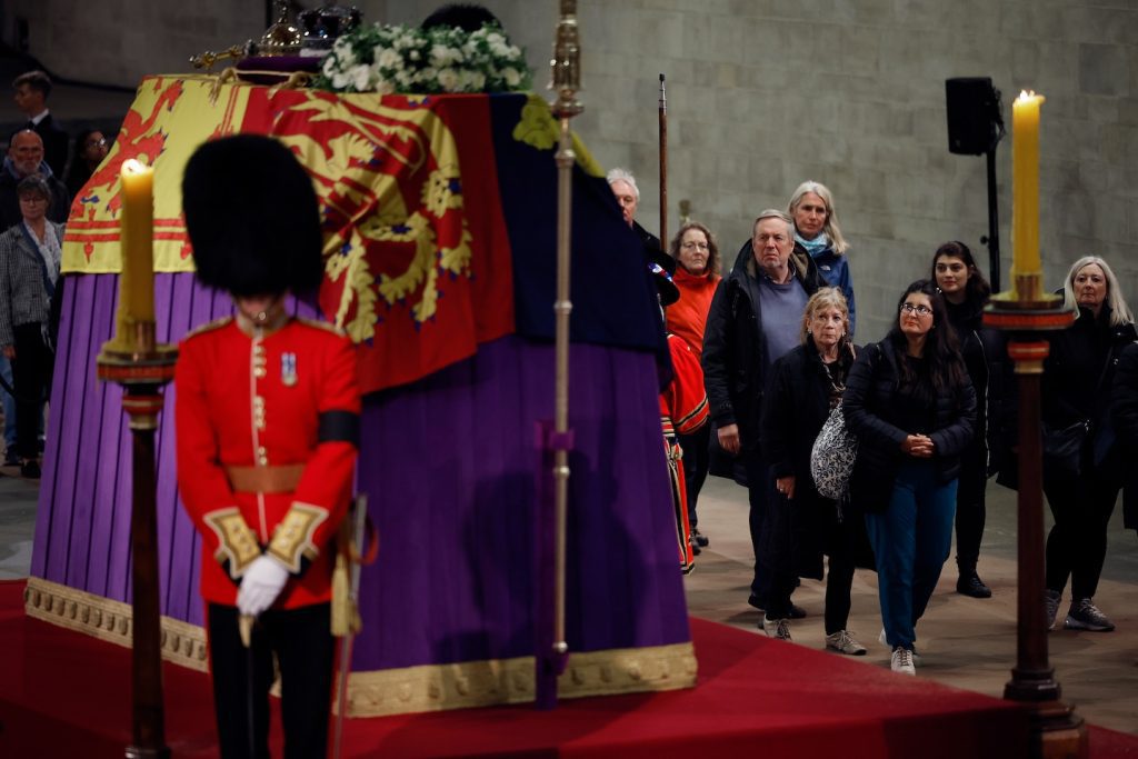 Peti mati kerajaan, seperti peti mati Ratu Elizabeth, dilapisi dengan timah.  Inilah alasannya