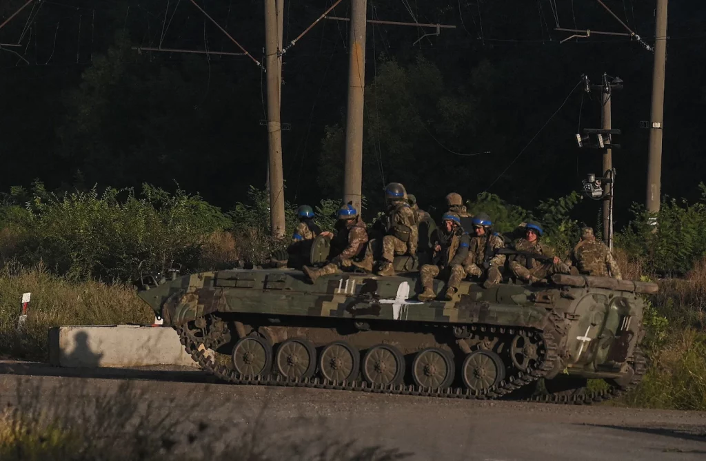 Serangan balik Ukraina membebaskan kota-kota yang diduduki sementara Rusia mundur