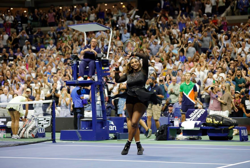 Serena Williams mengangkat raket dan lengannya ke arah penonton saat dia berdiri di lapangan setelah kemenangannya