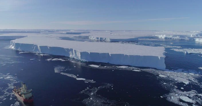Sebuah kapal penelitian di dalam air di sepanjang tepi lapisan es Thwaites timur di Antartika.