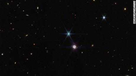Dalam foto ini oleh Webb & # 39;  s Kamera Inframerah Dekat, sekelompok kecil dari ratusan galaksi latar belakang, dengan berbagai ukuran dan bentuk, muncul di sebelah Neptunus.