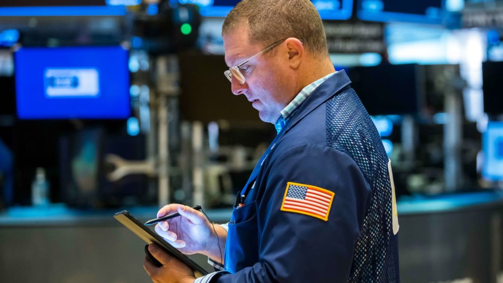 Dow berjangka turun lebih dari 200 poin setelah reli tajam selama dua hari di Wall Street
