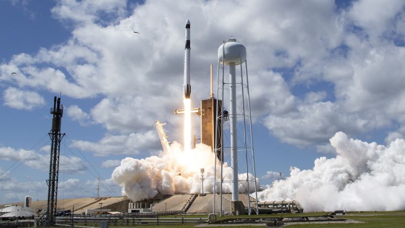 Sebuah kapsul SpaceX akan berlabuh dengan Stasiun Luar Angkasa Internasional yang membawa astronot internasional