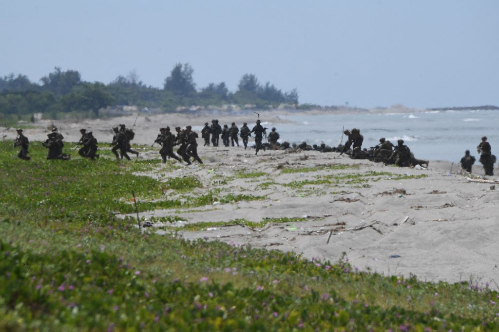 Marinir AS menyerbu pantai dekat terumbu karang yang disengketakan dalam latihan militer bersama di Laut Cina Selatan