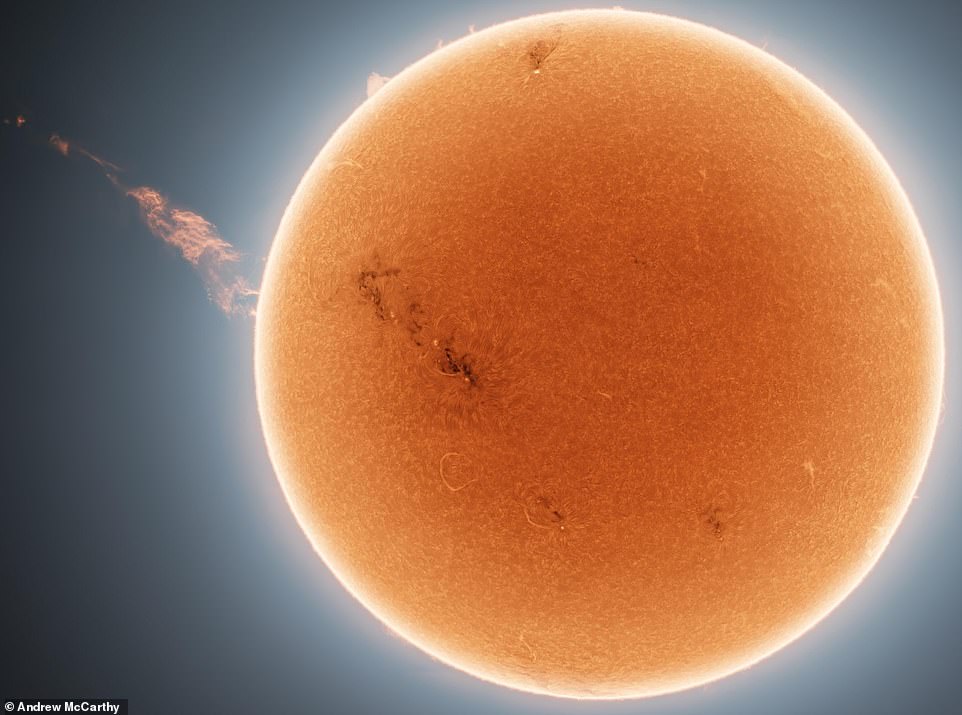 Andrew McCarthy menangkap gumpalan besar yang muncul dari matahari.  Aliran plasma membentang sekitar satu juta mil.  Peristiwa itu terjadi selama badai matahari kecil