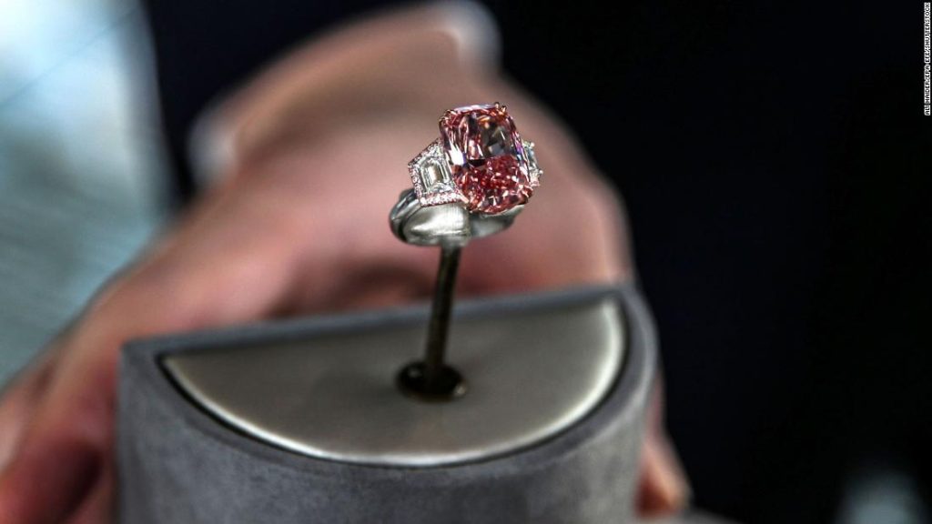 Cincin berlian merah muda yang memecahkan rekor ini terjual hampir $60 juta