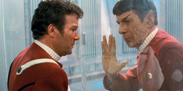 Leonard Nimoy (muncul di sini di Star Trek II 1982: The Wrath of Khan dengan William Shatner) meninggal pada 2015. Dia berusia 83 tahun.