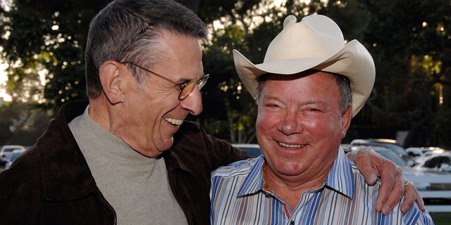 William Shatner (kanan) mengatakan dia bersyukur memiliki persahabatan selama puluhan tahun dengan bintang Star Trek-nya Leonard Nimoy (kiri).