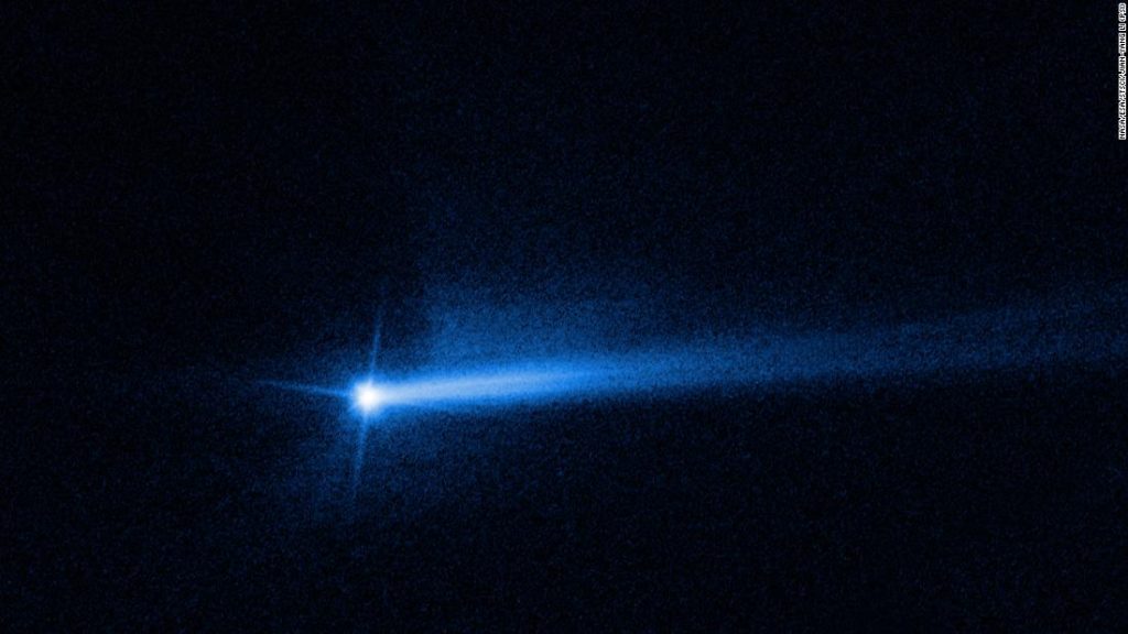 Hubble menunjukkan pemandangan ekor ganda yang diciptakan oleh misi tumbukan asteroid