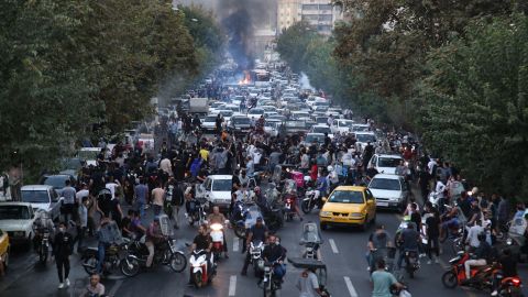 Sebuah foto yang diperoleh AFP di luar Iran pada 21 September 2022, menunjukkan pengunjuk rasa Iran di jalan-jalan Teheran selama protes oleh Lamhasa Amini, beberapa hari setelah kematiannya dalam tahanan polisi.