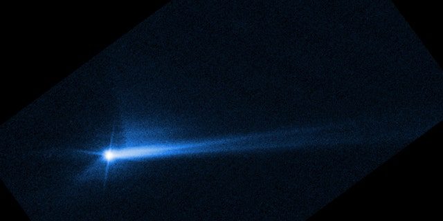 Gambar-gambar ini dari Teleskop Luar Angkasa Hubble NASA pada 8 Oktober 2022 menunjukkan puing-puing meledak dari permukaan Demorphos 285 jam setelah asteroid itu sengaja bertabrakan dengan pesawat ruang angkasa Dart NASA pada 26 September. 
