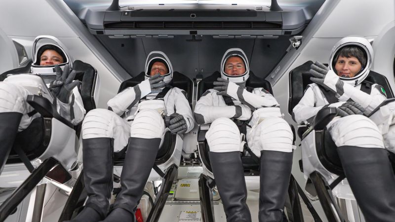 Astronot NASA yang kembali dari stasiun luar angkasa dengan kapsul SpaceX tertunda karena cuaca