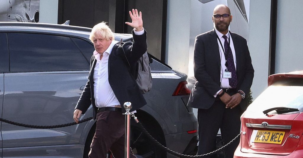 Boris Johnson kembali ke Inggris dalam upaya untuk kembalinya politik dengan cepat