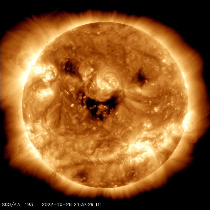 NASA mengambil gambar matahari yang "tersenyum".  Ini tidak manis seperti yang terlihat.