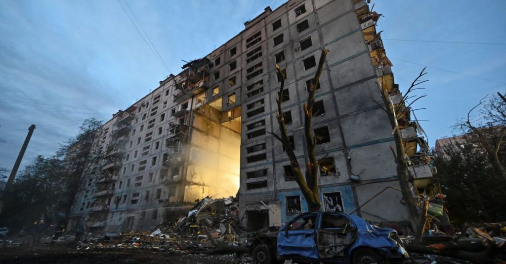Para pejabat Ukraina mengatakan 13 orang tewas dan puluhan terluka dalam serangan rudal di kota Zaporizhia