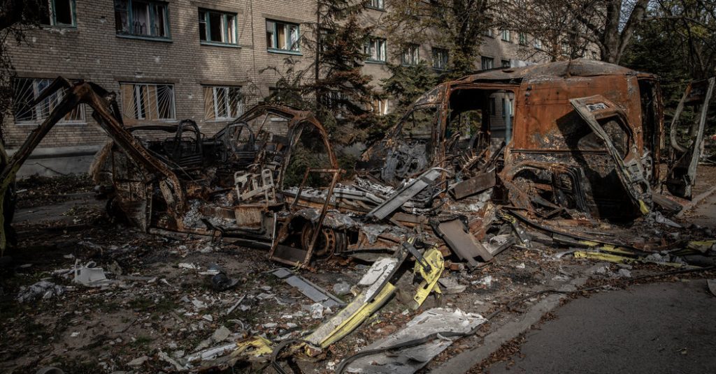 Putin mengumumkan darurat militer di Ukraina yang dianeksasi saat warga sipil mulai dievakuasi