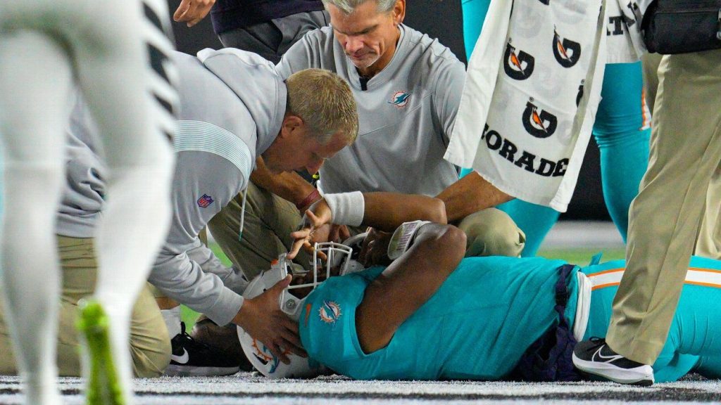 Sumber mengatakan konsultan neurotrauma tidak terafiliasi yang mengevaluasi Miami Dolphins memecat QB Tua Tagovailoa karena 'beberapa kesalahan'