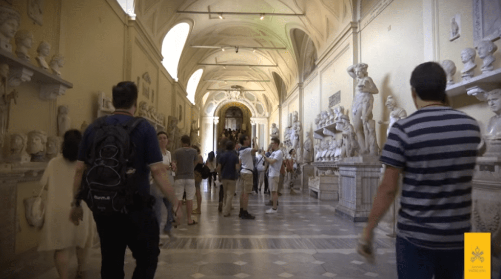 Turis Amerika ditangkap setelah menghancurkan patung Romawi kuno sebagai tanggapan karena tidak melihat Paus di Vatikan
