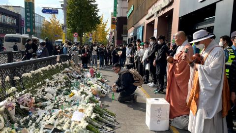 Para pelayat menghormati para korban kerumunan Halloween yang mematikan di Seoul pada 31 Oktober 2022. 