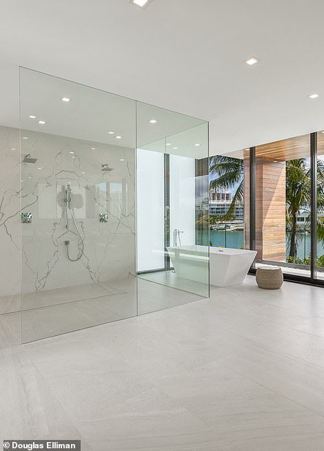 BUKA: Jendela dari lantai ke langit-langit telah ditambahkan ke desain rumah paling menakjubkan di Miami