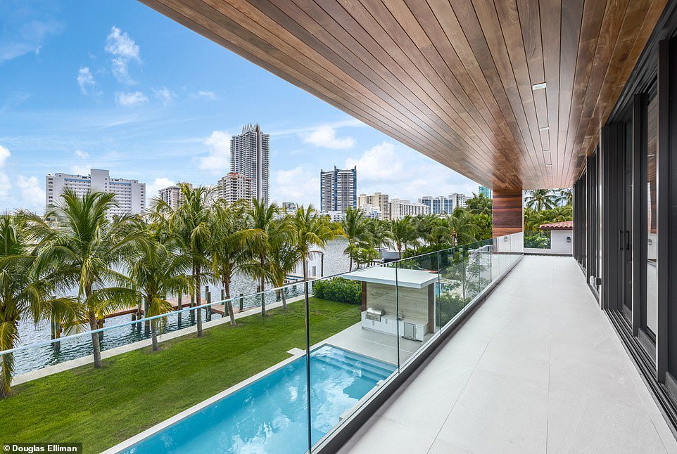 Kota: Dari balkon lantai dua, Future akan memiliki kesempatan untuk melihat beberapa cakrawala Miami