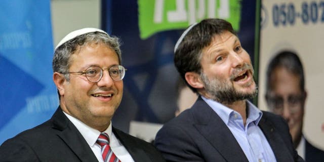 Itamar Ben Gvir, kiri, dan Bezalel Smotrich menghadiri rapat umum bersama para pendukungnya di kota Sderot, Israel selatan pada 26 Oktober 2022.
