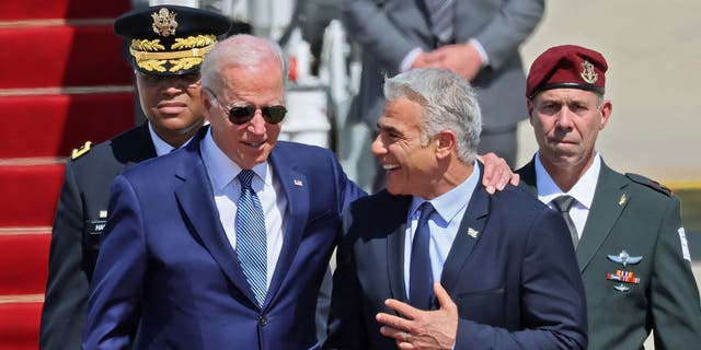 Presiden Biden disambut oleh Perdana Menteri Israel Yair Lapid setibanya di Bandara Ben Gurion.