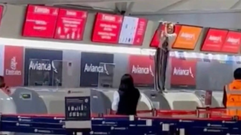 Tantrum oleh seorang musafir: Seorang wanita ditampilkan dalam video menyerang agen check-in maskapai di Bandara Mexico City