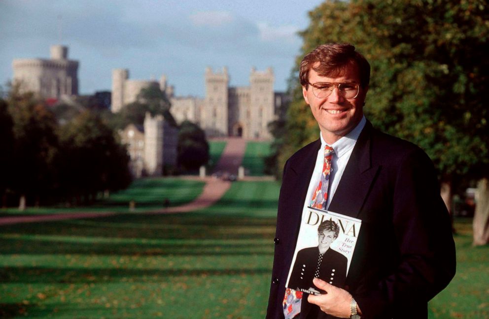 Foto: Penulis Andrew memegang salinan bukunya di depan Kastil Windsor.