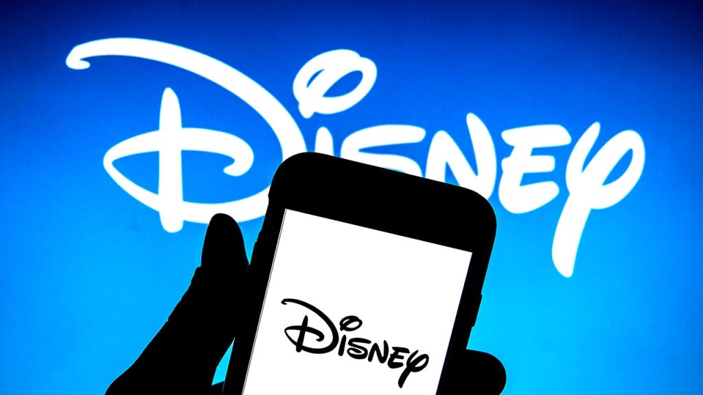Disney mengumumkan PHK yang akan datang, mempekerjakan pembekuan untuk memotong biaya dalam memo internal dari CEO Bob Chapek: lapor